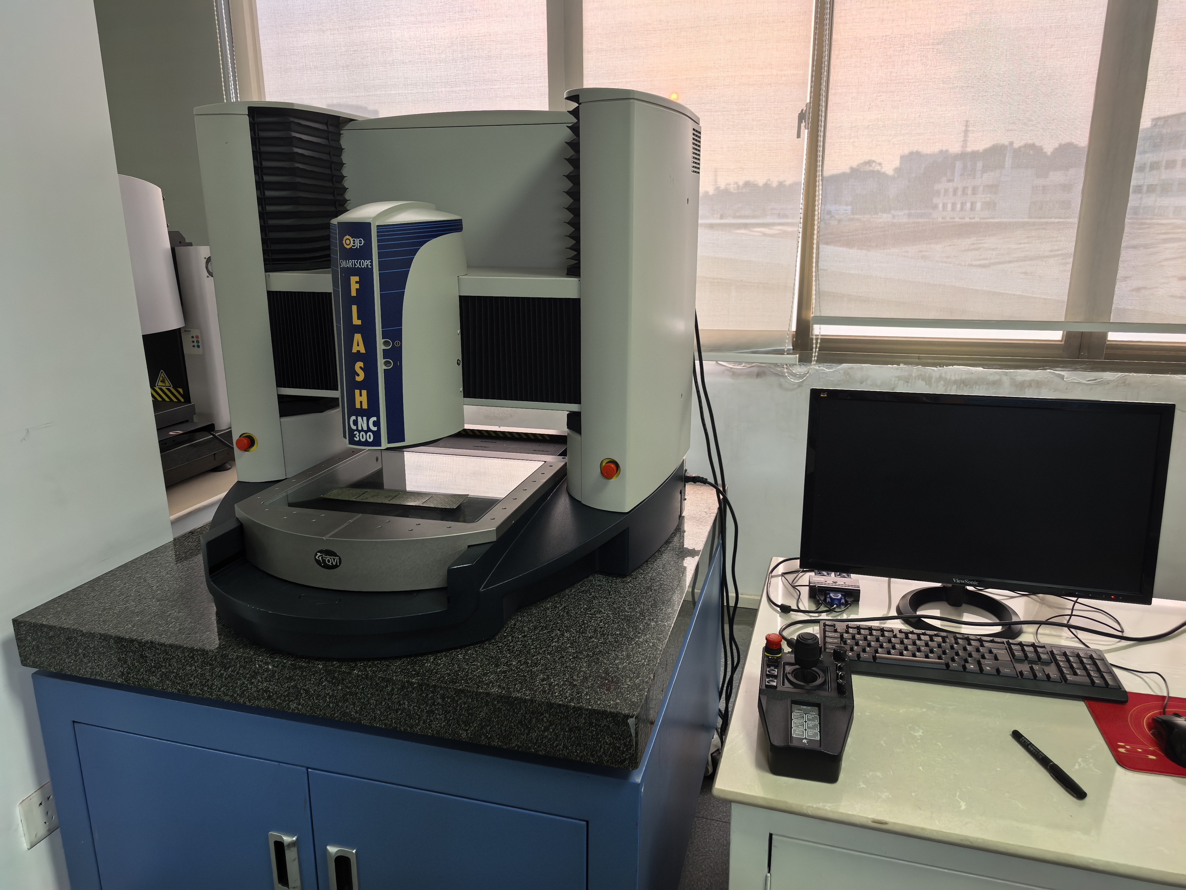 SmartScope Flash CNC 300 工作台